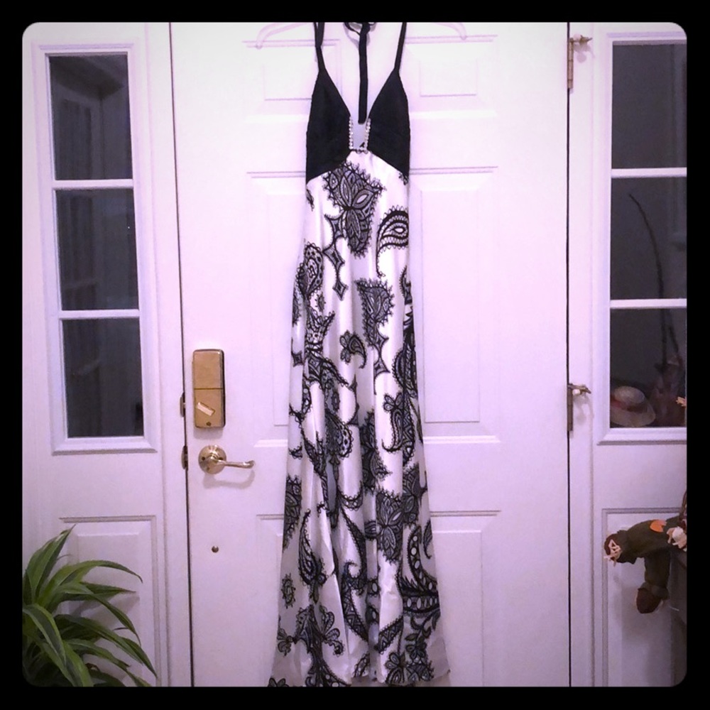 Cache formal dress